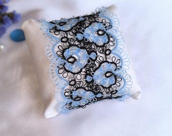 Elegante bracciale in pizzo fatto a mano in blu e nero, decorato con perline scintillanti