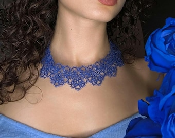 Collana in pizzo blu, girocollo fatto a mano con filo di poliestere e perline di vetro