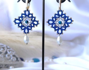 Orecchini a goccia in pizzo blu, filo metallico argentato, perline di vetro e perla.