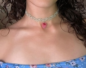 Collana girocollo con ciondolo a forma di lampone, girocollo in pizzo chiacchierino color avorio, collana delicata fatta a mano, stile cottagecore