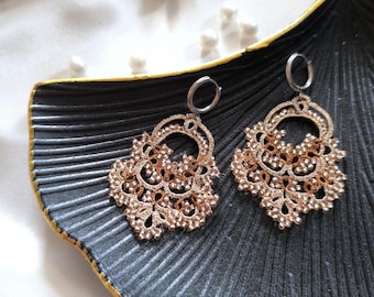 Orecchini in pizzo champagne con lavorazione a tatting – Eleganti gioielli pendenti fatti a mano