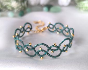 Delicato bracciale in pizzo verde, gioiello minimalista fatto a mano, elegante bracciale a chiacchierino con perline dorate