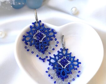 Orecchini di pizzo blu: orecchini realizzati a mano con tecnica chiacchierino e perline di vetro.