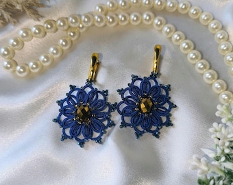 Orecchini in pizzo blu: fiore con filo di poliestere e perline di vetro