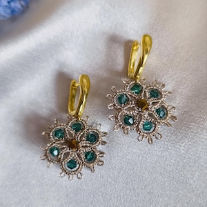 Ohrringe aus elfenbeinfarbener Spitze, Frivolité Ohrringe mit Metallicfaden und grünen Glasperlen