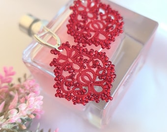 Orecchini in pizzo rosso: gioielli boho romantici fatti a mano