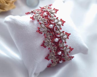 Braccialetto in pizzo tatting: fili metallici avorio e rosso con perline di vetro rosse