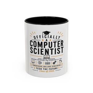 Op de afbeelding: Een witte keramische mok met een zwarte binnenkant en rand. De buitenkant bevat zwarte en gouden tekst "OFFICIALLY A COMPUTER SCIENTIST" met een icoon van een afstudeerhoed, computersymbolen en de tekst "TECH THE FUTURE Class of 2026."