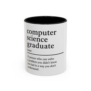 Könnte beinhalten: Ein weißer Keramikbecher mit schwarzem Innenraum und Rand. Die Außenseite zeigt schwarzen Text: computer science graduate noun A person who can solve a problem you didn't know you had in a way you don't understand.
