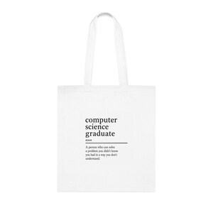 Może przedstawiać: Biała torba typu tote z czarnym nadrukiem o treści: computer science graduate, noun, A person who can solve a problem you didn't know you had in a way you don't understand. Torba posiada dwa długie paski na ramię oraz prostokątny kształt.