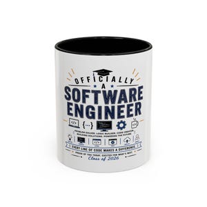 Pode incluir: Uma caneca de cerâmica branca com interior e borda pretos, apresentando um ícone de capelo de graduação e o texto "OFFICIALLY A SOFTWARE ENGINEER" em azul e preto. Inclui vários ícones relacionados a código, "Class of 2026" e frases motivacionais.