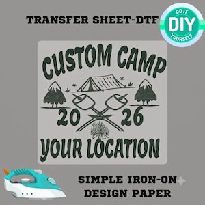 Może przedstawiać: Arkusz transferowy DTF z ciemnozielonym wzorem graficznym i napisem CUSTOM CAMP 2026 YOUR LOCATION. Projekt zawiera namiot, dwie sosny, ognisko i dwa skrzyżowane patyki do pieczenia pianek. Widoczne jest jasnoniebieskie żelazko.