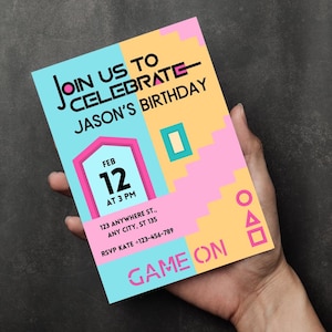 Puede incluir: Una invitación colorida con un diseño pixelado. Dice "Join us to celebrate - Jason's Birthday" con la fecha "Feb 12 at 3 PM". La invitación también incluye la dirección "123 Anywhere St., Any City, ST 135" y la información RSVP "RSVP Kate +123-456-789". La parte inferior de la invitación dice "Game On".