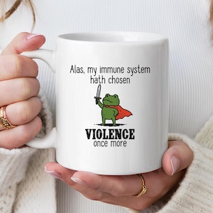 Puede incluir: Un juego de tres tazas de cerámica con un acabado mate moteado. Las tazas son en tonos crema, gris claro y gris oscuro. Cada taza tiene un diseño simple y minimalista, perfecto para café o té.