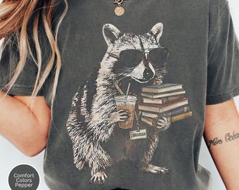 Camiseta de colores cómodos para bibliotecarios, regalo para bibliotecarios escolares, camiseta divertida de mapache salvaje, equipo de biblioteca, uniformes a juego para el personal escolar, día de la biblioteca a la moda