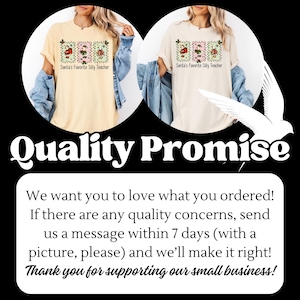 K&ouml;nnte beinhalten: Zwei cremefarbene T-Shirts mit dem Aufdruck "Santa's Favorite Silly Teacher" auf der Vorderseite. Die Shirts haben eine Grafik mit einem Weihnachtsdesign. Das Bild enth&auml;lt auch eine "Qualit&auml;tsversprechen"-Erkl&auml;rung.