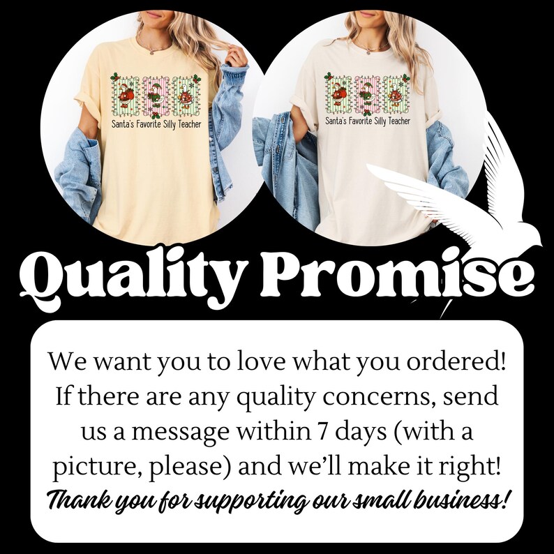 K&ouml;nnte beinhalten: Zwei cremefarbene T-Shirts mit dem Aufdruck "Santa's Favorite Silly Teacher" auf der Vorderseite. Die Shirts haben eine Grafik mit einem Weihnachtsdesign. Das Bild enth&auml;lt auch eine "Qualit&auml;tsversprechen"-Erkl&auml;rung.