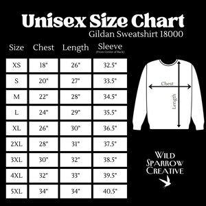 K&ouml;nnte beinhalten: Schwarz-wei&szlig;e Gr&ouml;&szlig;entabelle f&uuml;r ein Gildan 18000 Unisex-Sweatshirt. Die Tabelle enth&auml;lt Brust-, L&auml;ngen- und &Auml;rmelma&szlig;e in Zoll, von XS bis 5XL. Eine Diagramm zeigt Brust- und L&auml;ngenmessungen.