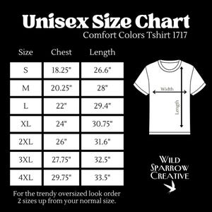 K&ouml;nnte beinhalten: Eine Unisex-Gr&ouml;&szlig;entabelle f&uuml;r Comfort Colors T-Shirts mit Brust- und L&auml;ngenma&szlig;en in Zoll. Gr&ouml;&szlig;en von S bis 4XL, mit Brustma&szlig;en von 46,35 cm bis 75,57 cm und L&auml;ngen von 67,56 cm bis 85,09 cm. Enth&auml;lt eine Grafik eines T-Shirts und das Wild Sparrow Creative Logo.