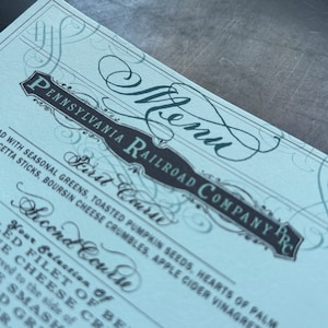 Menu de casamento na estação ferroviária em caligrafia manual com impressão plana em papel de algodão luxuoso