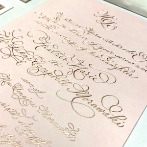 Convite de casamento de luxo em papel alumínio dourado em cartolina de algodão pastel, envelopes personalizados em aquarela Love No. 35