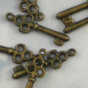 20 Tiny Patina Bronze Skeleton Key Charms Steampunk, Romantic, Vintage Style P463 image 4