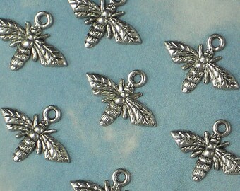 16 Honey BEE Charms 17mm x 14mm Antiqued Silver Tone Gardener Charm (P797)