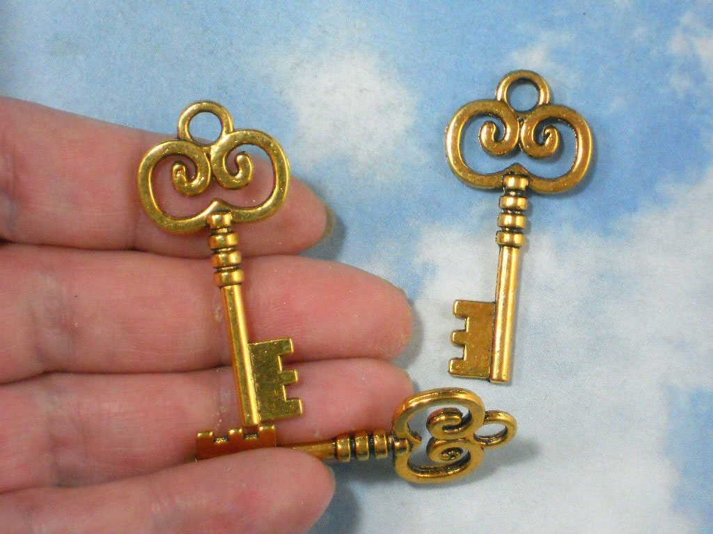 5 Scroll Keys 41mm Gold Tone Vintage Style Pendants (P9952