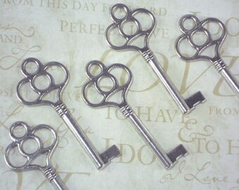 5 LG Skeleton Keys Key Charm Pendants over 2" long Silver Tone 59mm (P1810)