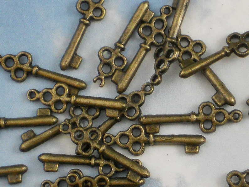 20 Tiny Patina Bronze Skeleton Key Charms Steampunk, Romantic, Vintage Style P463 image 3