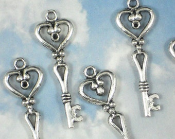 10 Coeur Keys Silver Heart Charm Pendants for Wedding Invitations Cards (P055)