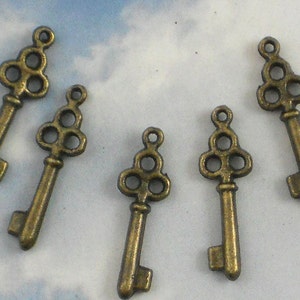 20 Tiny Patina Bronze Skeleton Key Charms Steampunk, Romantic, Vintage Style P463 image 2