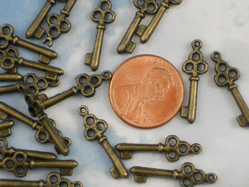 20 Tiny Patina Bronze Skeleton Key Charms Steampunk, Romantic, Vintage Style P463 image 5