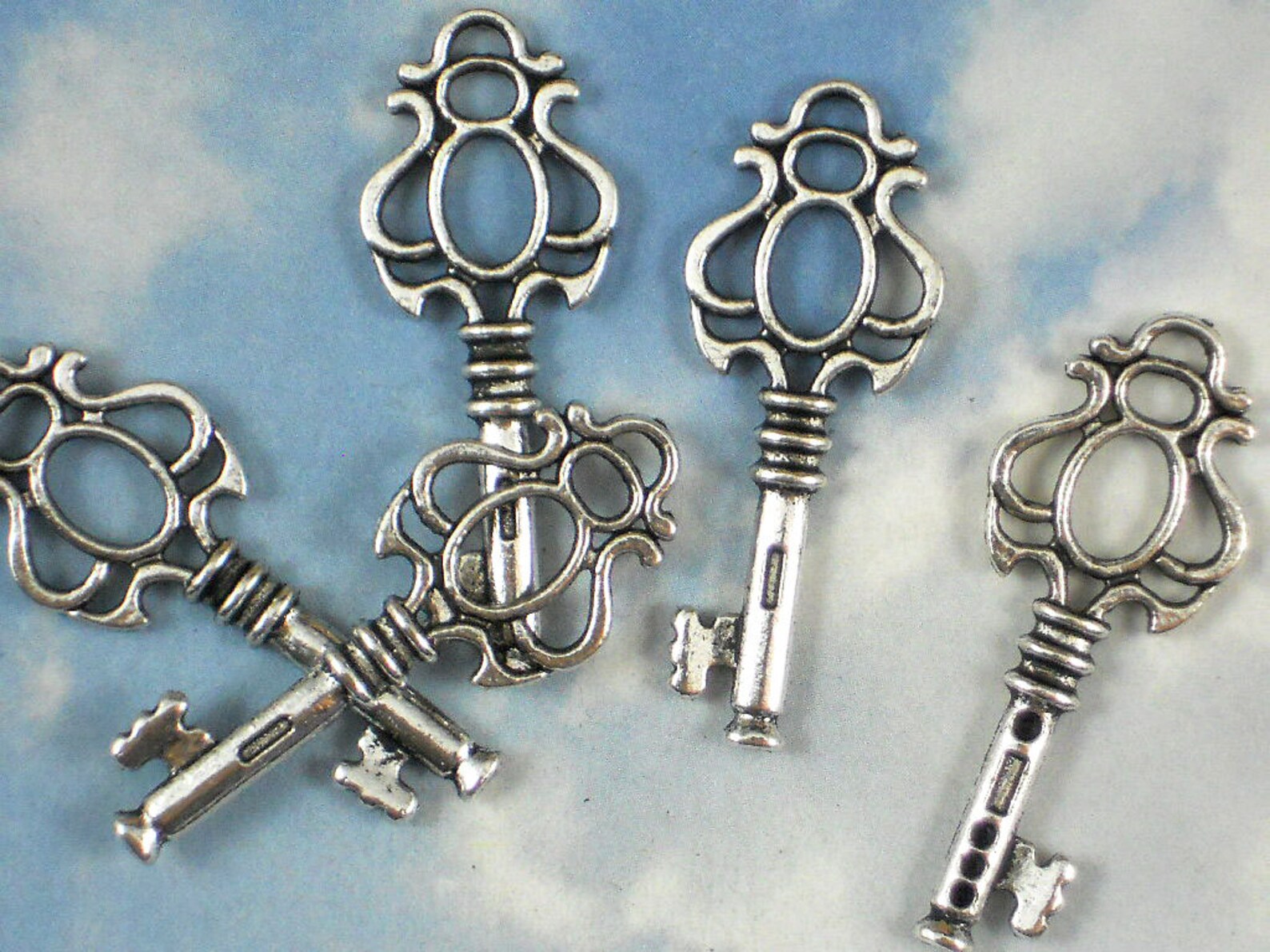 5 Looking Glass Keys Pendants Silver Tone Vintage Look 42mm Etsy