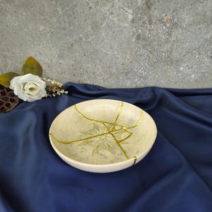 Handgemaakte Kintsugi-kom: goudgerepareerde Japanse keramiekkunst