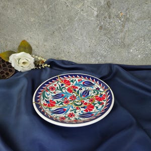 Handgemaakte Kintsugi-keramische kom: Turkse bloemsierkunst met goudreparatie
