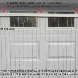 Puede incluir: Luces de cadena blancas colgando de una barra de metal blanca unida a una puerta de garaje con imanes. El texto "Magnets: Home Depot SKU# 995705 or similar along with #8 3/4" screws and washer (secured from rear)" es visible sobre la barra. El texto "Clip not yet available" es visible debajo de la barra. El texto "Please Note: Although these magnets hold pretty well it is possible to scratch your garage door if the magnets move from wires being tugged or excess wind." es visible en la parte inferior de la imagen.