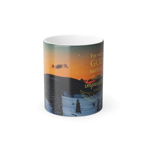 Puede incluir: Taza de cerámica blanca con una escena de invierno y una inscripción dorada que dice "Porque para Dios nada es imposible. Lucas 1:37."