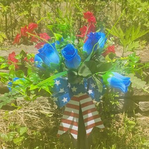 2 lente/herdenkingsdag blauwe begraafplaats bloemen met grafvazen Kunstmatig herdenkingsboeket rozen