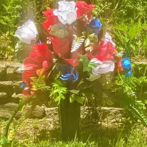 Lente/herdenkingsdag 4 juli Rood Wit Blauw Begraafplaats Bloemen met graf Vaas Kunstmatig gedenkteken Roosboeket