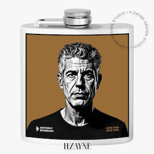 Garrafa de Aço Anthony Bourdain com Frase "Aproveite o Passeio" | Presente para Gastronomia, Presente para Chef, Garrafa Literária, Arte de Parede Bourdain, Presente de Viagem, Presentes para Ele