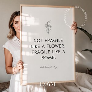 RBG-poster Inte ömtålig som en blomma, ömtålig som en bomb Berömda citatkonst, present till advokat, oramad väggdekoration bild 2