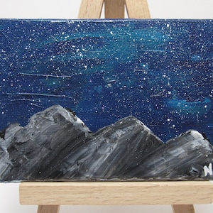 Notte Cielo Scena di montagna, Pittura in miniatura, Grigio Blu, Paesaggio Acrilico, Mini Tela, ACEO, Arredamento libreria, Regalo Housewarming
