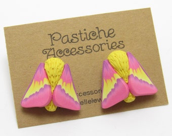 Boucles d'oreilles roses et jaunes en papillon de nuit en érable, pâte polymère, bijoux nature réalistes, cadeau unique pour femme, cadeau pour amateur d'insectes, petits poteaux