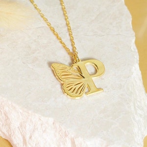 Collar minimalista con inicial de mariposa, joyería delicada personalizada, regalo de Navidad para ella, letra de mariposa con alas.