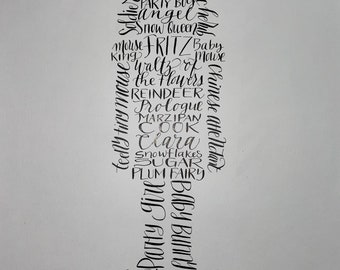 Peut inclure: Une image en noir et blanc d'un nuage de mots en forme de sapin de Noël. Les mots sont liés au ballet Casse-Noisette, notamment "Casse-Noisette", "Arabe", "Mère", "Gingembre", "Fêtard", "Ange", "Reine des neiges", "Fritz", "Valse des fleurs", "Renne", "Prologue", "Marzipan", "Clara", "Flocons de neige", "Sucre", "Fée prune", "Poupée de Noël" et "Drosselmeyer".