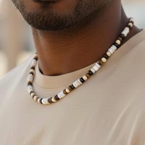 Puka Muschel & mehrfarbige Holz Perlenkette • Hawaiischer Schmuck