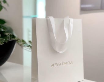 50 bolsas de papel personalizables de alta gama con asas de cinta de raso: embalaje sostenible para boutiques.