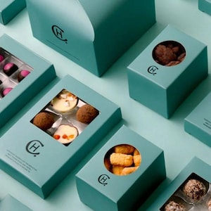 Op de afbeelding: Een set van drie keramische mokken met een gespikkelde, matte afwerking. De mokken zijn in crème, lichtgrijs en donkergrijs. Elke mok heeft een eenvoudig, minimalistisch ontwerp, perfect voor koffie of thee.