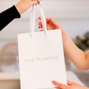 Set da 50 pezzi di sacchetti di carta deluxe personalizzati con manici a nastro – Confezione regalo boutique sostenibile